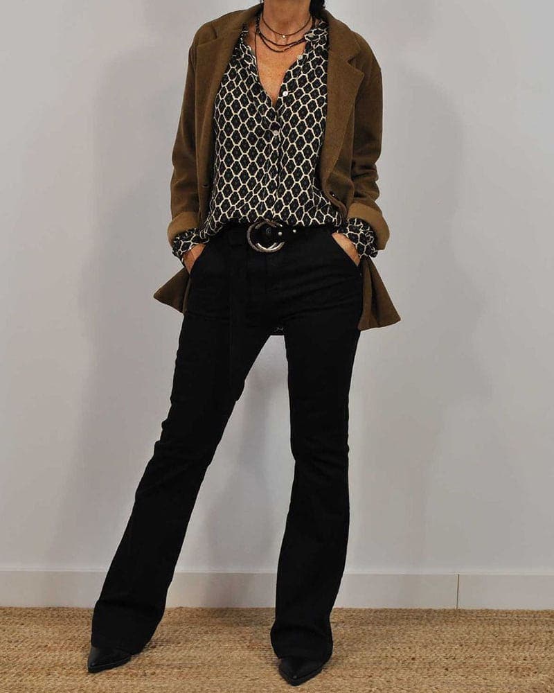 Let og stilfuld bluse med geometrisk mønster