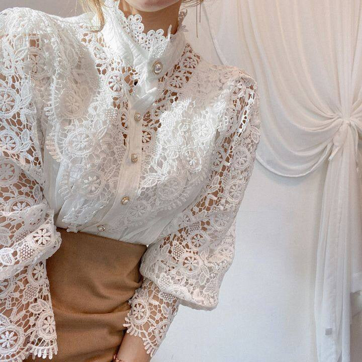 Klassisk Og Elegant Damebluse Med Blonde
