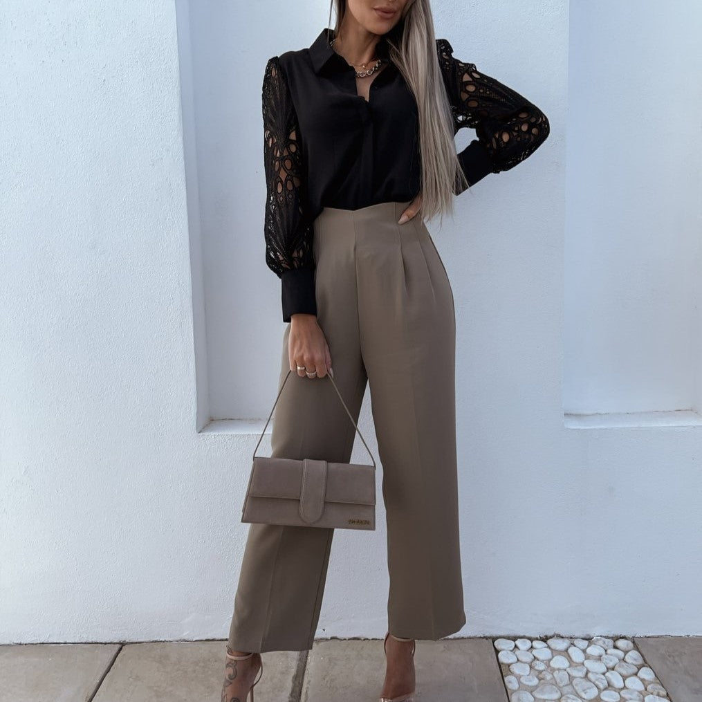 Elegant sort bluse med blondeærmer