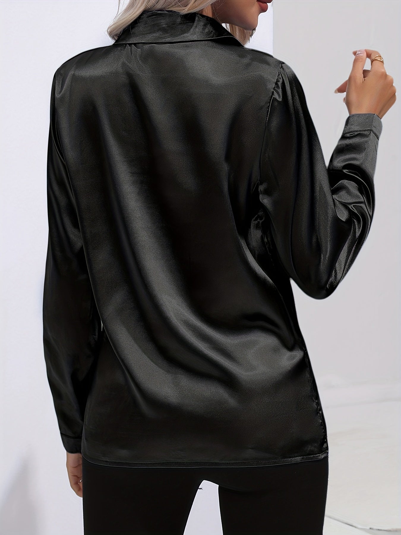 Kvinders elegante skinnende skjorte med knapper