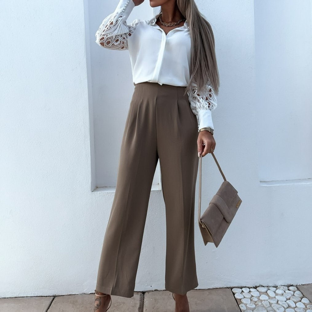 Elegant sort bluse med blondeærmer